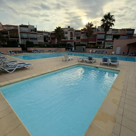 4 Couchages Vue Port Avec Piscine Et Parking *