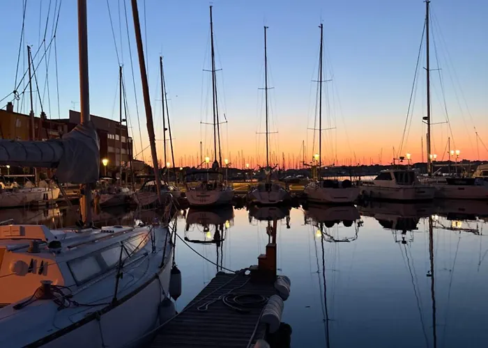 Vue Port, Piscine Et Parking 4 Couchages Entierement Renove *